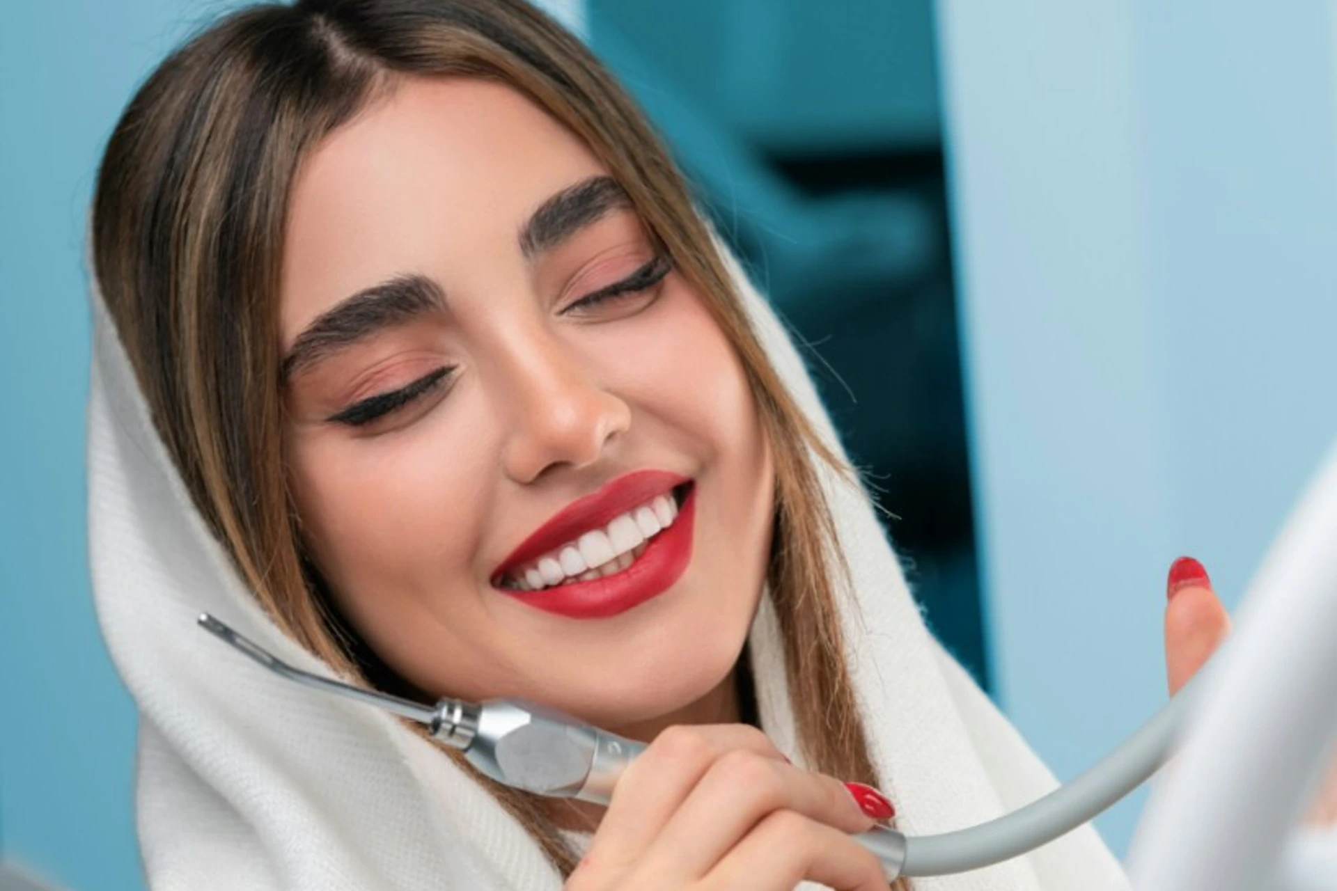 Sourire éclatant illustrant les soins de dentisterie esthétique chez AM Denturologiste à Sainte-Julie